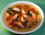 Klare Fischsuppe mit Gemüsewürferln Klare Fischsuppe mit Gemüsewürferln