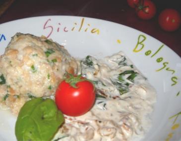 Eierschwammerlsauce mit Semmelknödel