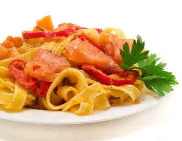 Fettuccine mit Lachs und Gemüse