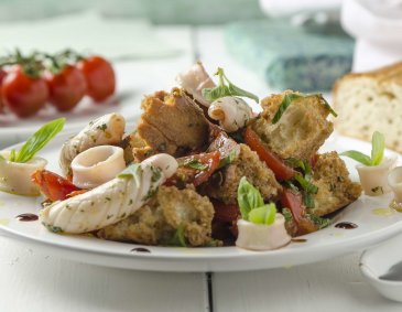 Tomaten-Brotsalat mit gebackenen Calamaretti Tomaten-Brotsalat mit gebackenen Calamaretti