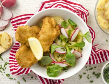 Backhendl-Bowl mit Erdäpfel-Vogerlsalat Backhendl-Bowl mit Erdäpfel-Vogerlsalat