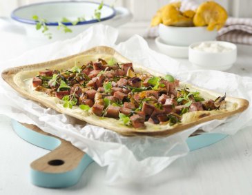 Flammkuchen mit Leberkäse, Lauch und Eierschwammerl Flammkuchen mit Leberkäse, Lauch und Eierschwammerl