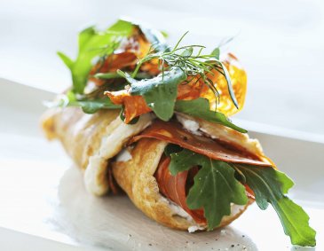 Gerolltes Omelette mit Chorizo und Rucola Gerolltes Omelette mit Chorizo und Rucola