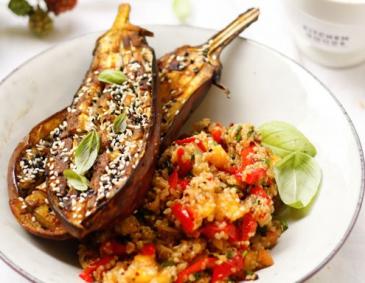 Gebackene Gewürz-Auberginen mit Sesam und Quinoa-Mango-Salat Gebackene Gewürz-Auberginen mit Sesam und Quinoa-Mango-Salat