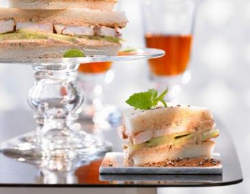 Gurken-Sandwiches mit Tandoori-Hähnchen und Minze Gurken-Sandwiches mit Tandoori-Hähnchen und Minze