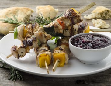 Hühnerspieße mit Grillbrot und Johannisbeer-Chutney Hühnerspieße mit Grillbrot und Johannisbeer-Chutney