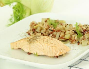 Bunter Naturreis mit Fenchel und Lachsfilet aus dem Dampfgarer Bunter Naturreis mit Fenchel und Lachsfilet aus dem Dampfgarer