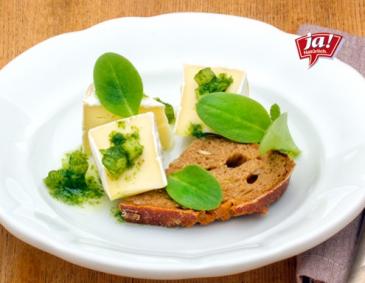Camembert mit Borretsch und Sonnenblumenöl mariniert