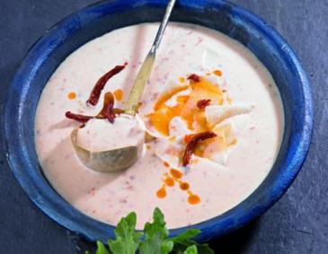 Kohlcremesuppe mit Parmesan und getrockneten Tomaten