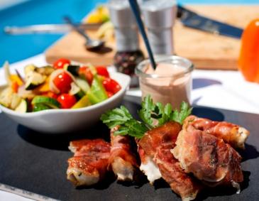 Puten-Saltimbocca mit mediterranem Gemüse und Cocktailsauce Puten-Saltimbocca mit mediterranem Gemüse und Cocktailsauce
