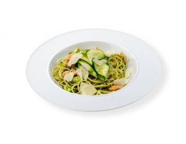 Zucchini-Spaghetti mit Räucherlachs und Pistazien-Pesto Zucchini-Spaghetti mit Räucherlachs und Pistazien-Pesto