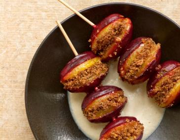 Zwetschkenspießchen mit Mandel-Zimt-Füllung Zwetschkenspießchen mit Mandel-Zimt-Füllung