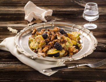 Gröstl mit Eierschwammerln und Brombeeren Gröstl mit Eierschwammerln und Brombeeren