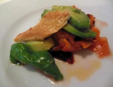 Geräucherte Forelle auf Avocado-Karotten-Salat