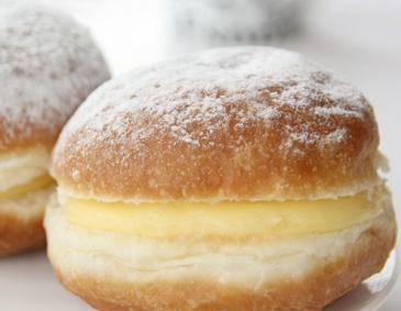 Faschingskrapfen mit Vanillefüllung