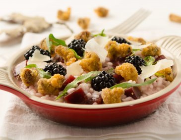 Rote-Rüben-Risotto mit Brombeeren und Schwammerln