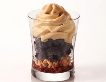 Mokkaschaum auf Brombeeren Mokkaschaum auf Brombeeren