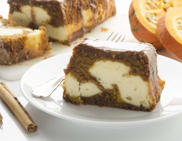 Saftiger Kürbiskuchen mit Frischkäsefüllung Saftiger Kürbiskuchen mit Frischkäsefüllung