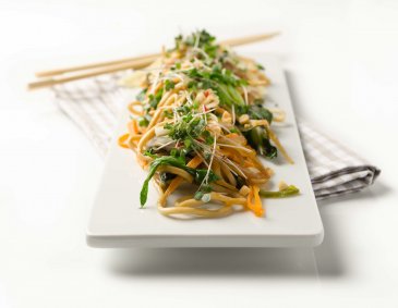 Gebratene Asia-Nudeln mit Mangold