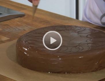 Video - Torte mit Kuvertüre verzieren