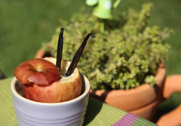 Gegrillter Apfel mit weißer Schokolade