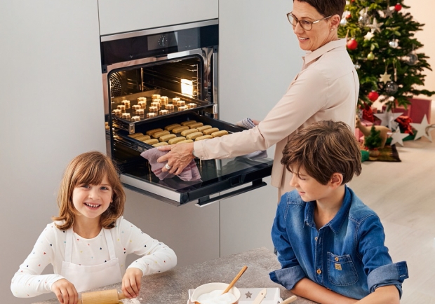 MIele Kinder backen Kekse