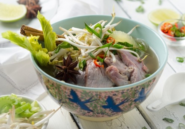 Pho- Nudelsuppe mit Rindfleisch und buntem Gemüse Rezept