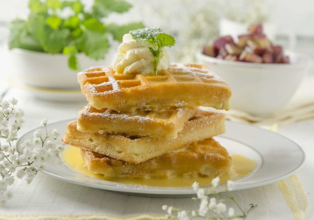 Eierlikör-Waffeln mit Rhabarberkompott Rezept