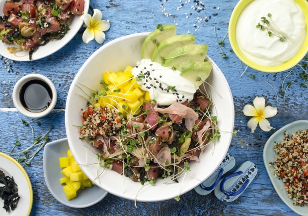 Poke Bowl mit Tuna, Quinoa, Jungzwiebel, Mango, Avocado, Joghurt und Wasabi Reze