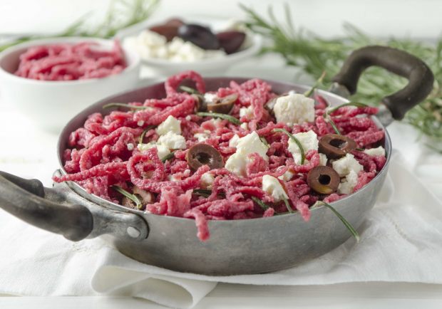 Rote Beete-Spätzle mit Feta und Rosmarin Rezept