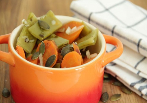 Fisolen-Karottensalat mit Kürbiskernen aus dem Dampfgarer