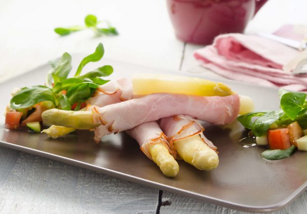 Weißer Spargel im Schinkenmantel